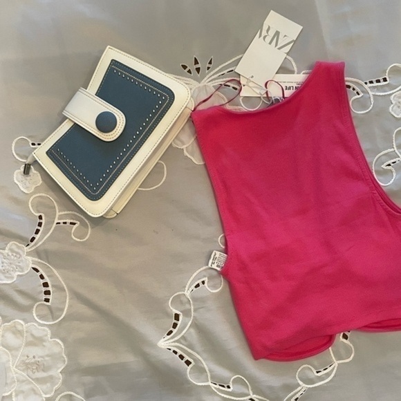 New Ribbed Front Ruched Crop Top - Picture 7 of 9